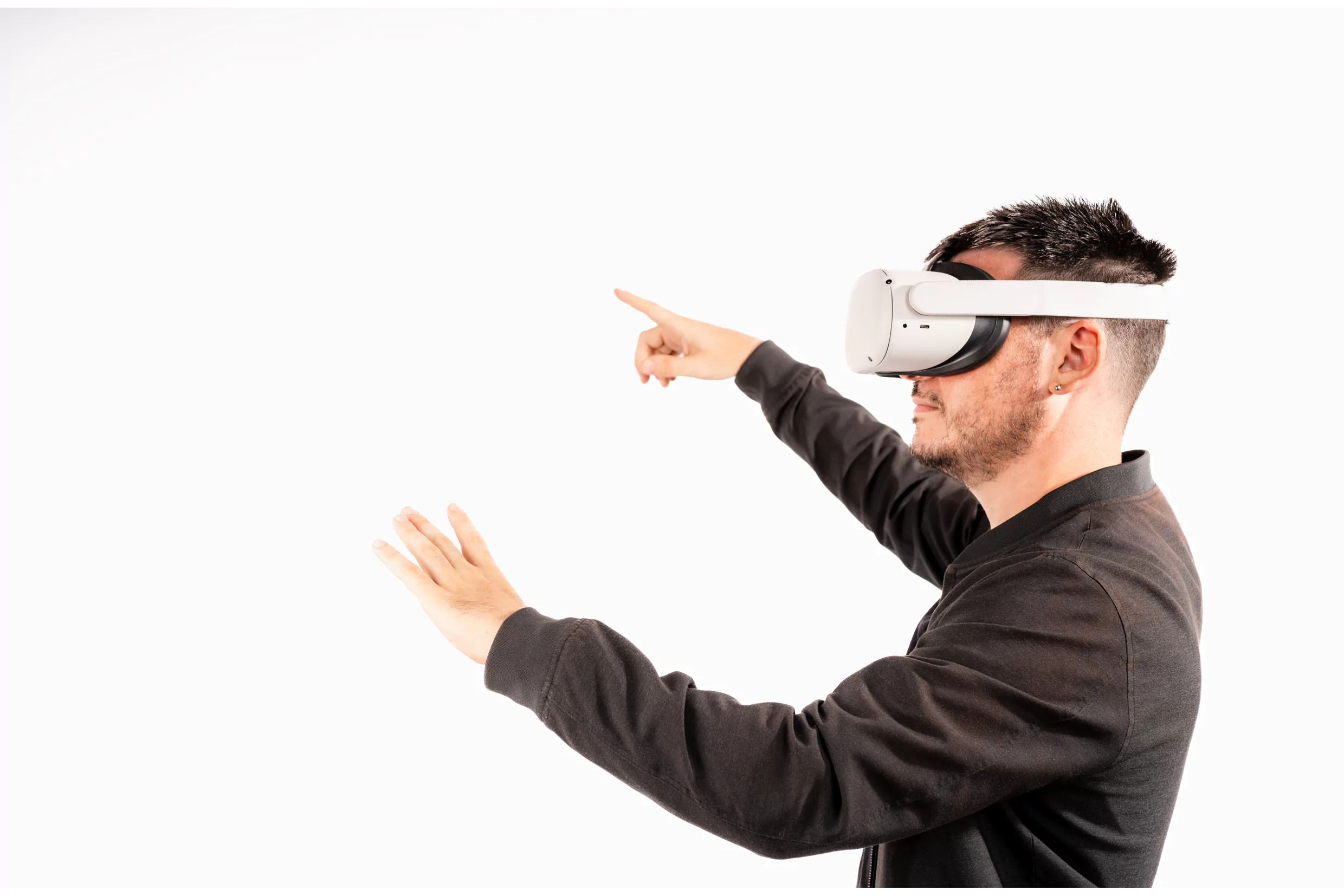David Marro al lavoro con un visore per la realtà virtuale
